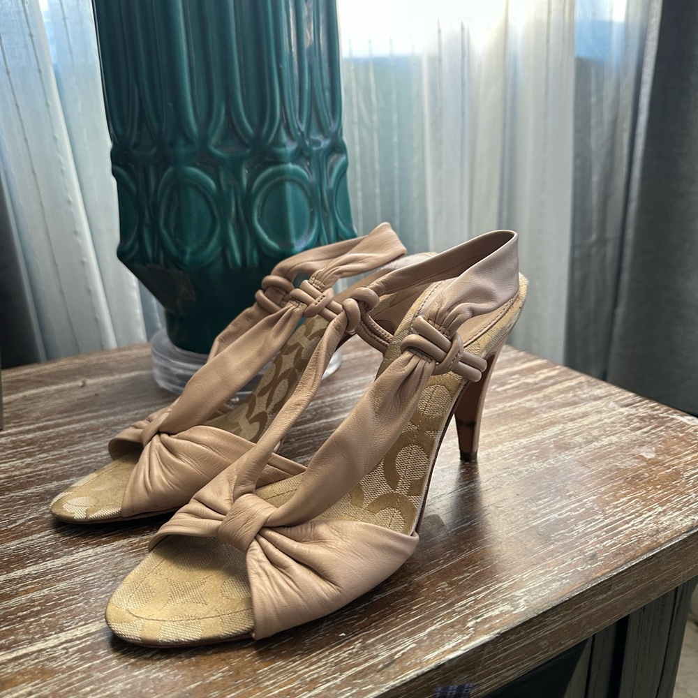 Coach Bailey Tan Bow Accent Heels size 9.5